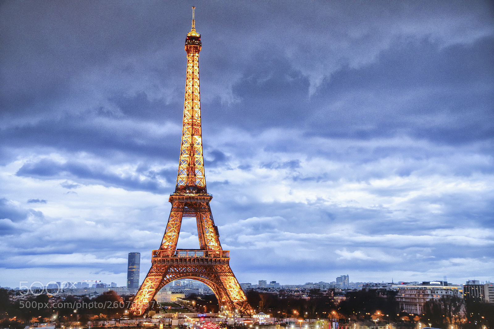 Canon EOS 5D Mark IV sample photo. Paris.. raining on tour photography