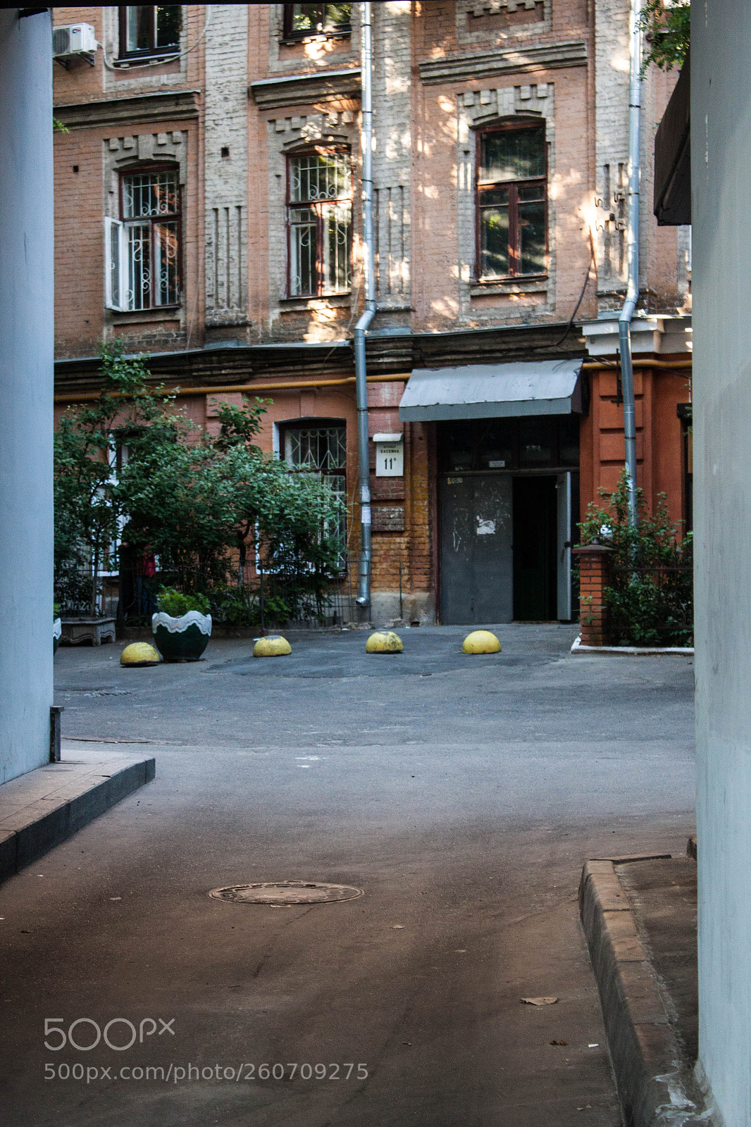 Canon EOS 500D (EOS Rebel T1i / EOS Kiss X3) sample photo. Right behind the corner photography