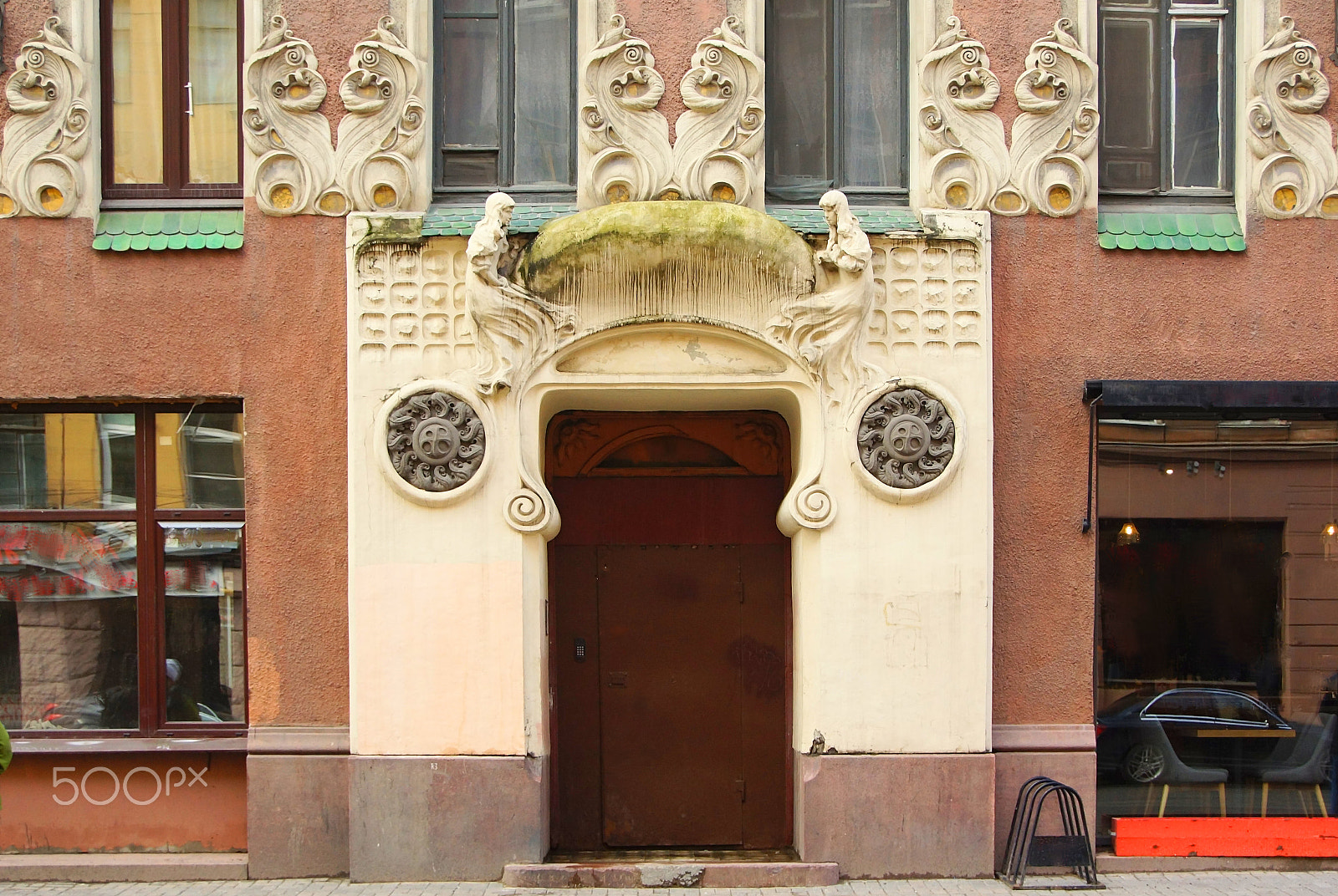 Sony SLT-A77 + Tamron AF 28-105mm F4-5.6 [IF] sample photo. Fragment of the facade of the apartment house and the entrance to the art nouveau style photography