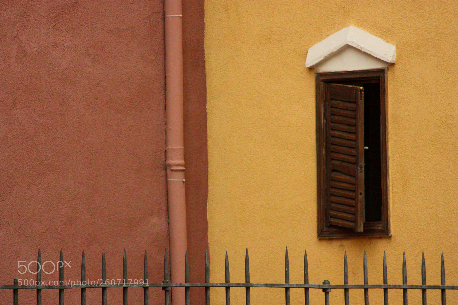 Canon EOS 450D (EOS Rebel XSi / EOS Kiss X2) sample photo. Red and yellow architecture photography