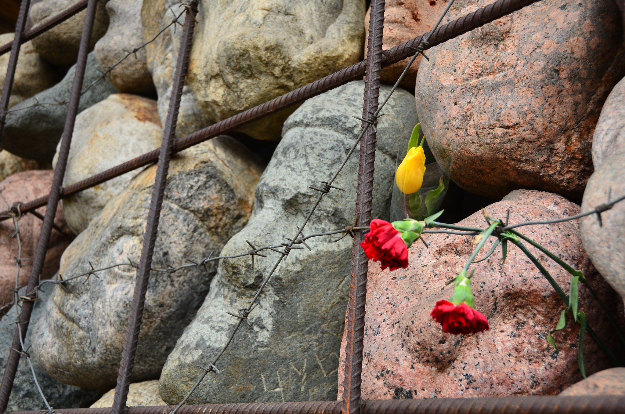 Nikon D7000 sample photo. Victims to the totalitarian regime (gulangs) 1980s.  granite and metal.  fallen monument park. ... photography