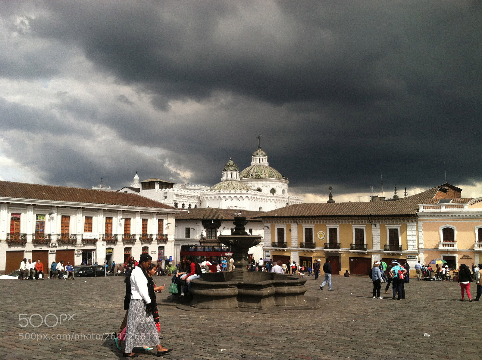 Apple iPhone 4 sample photo. Plaza in quito photography