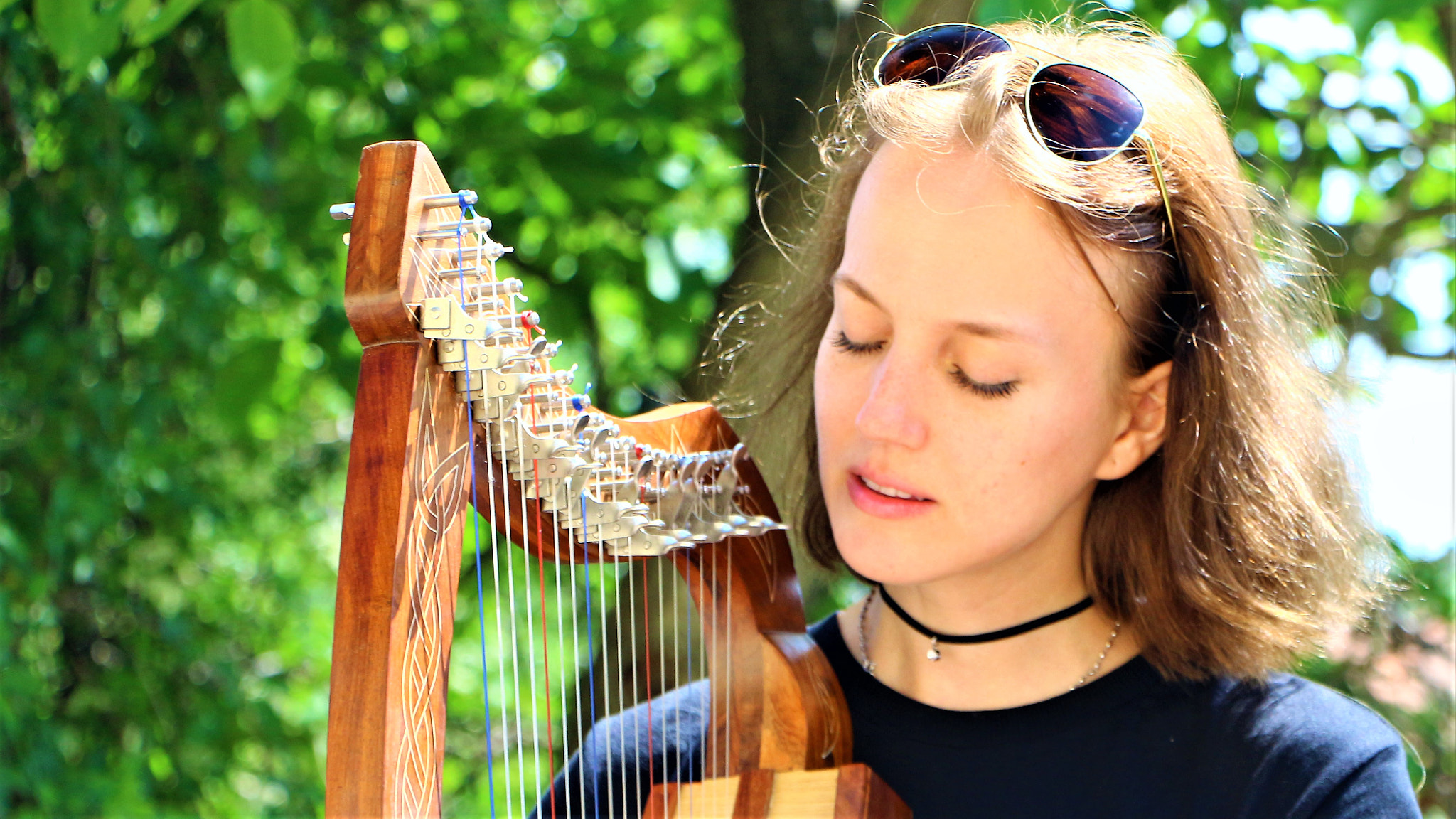 Canon EOS 650D (EOS Rebel T4i / EOS Kiss X6i) sample photo. The woman of the harp photography