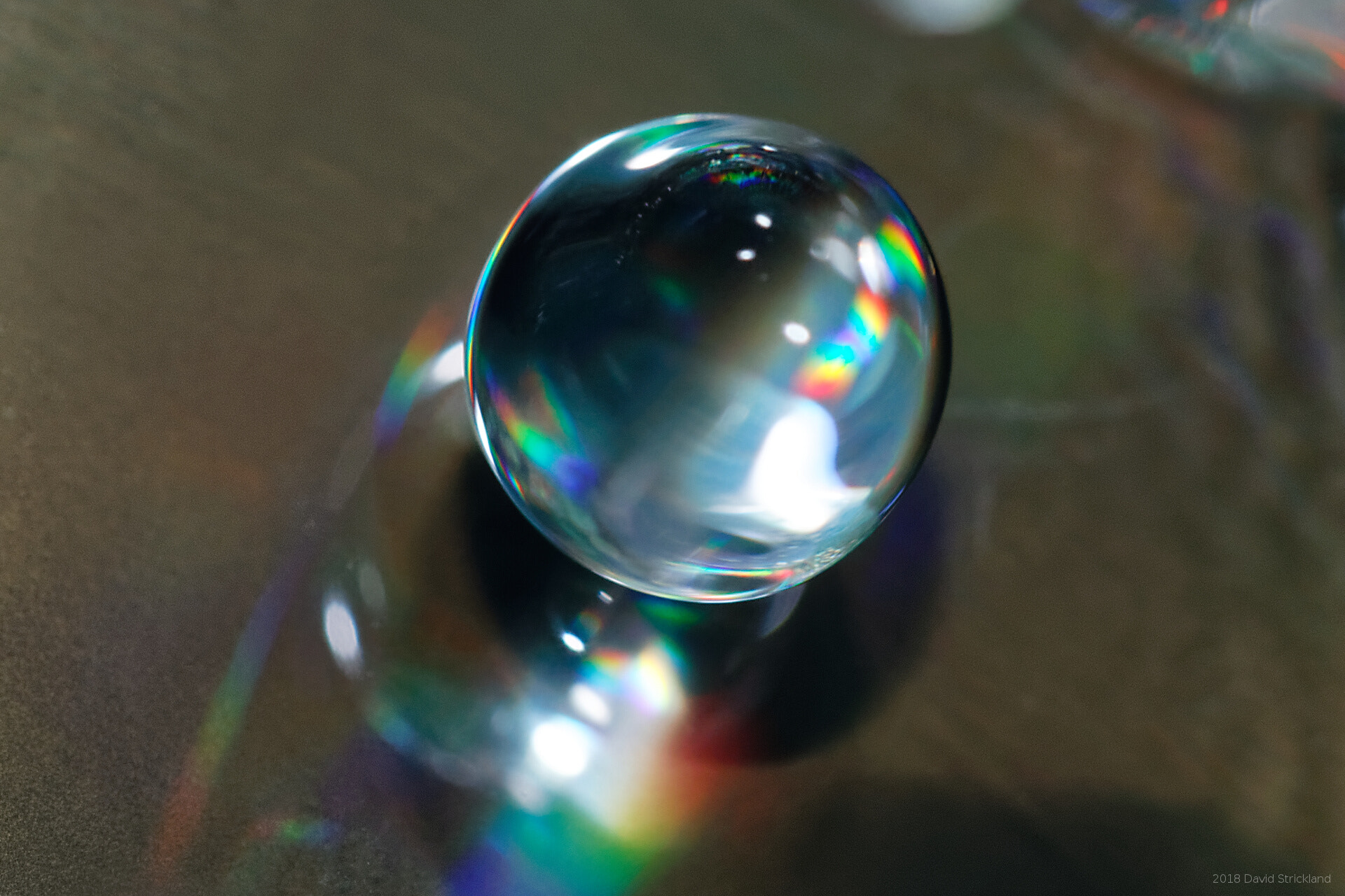 Canon EOS 6D Mark II + Canon EF 100mm F2.8L Macro IS USM sample photo. Gold and blue rainbow drop photography