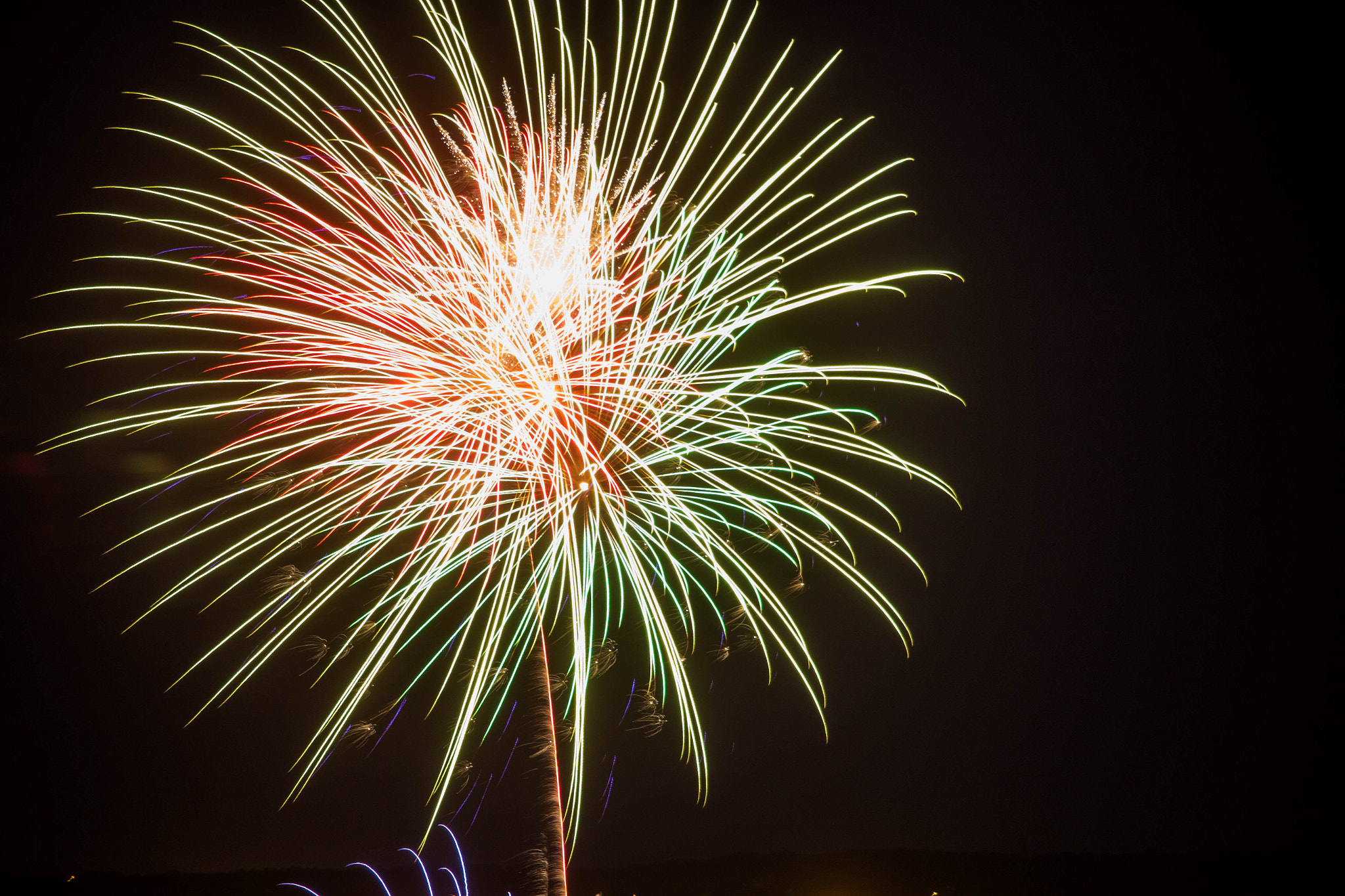 Canon EOS 100D (EOS Rebel SL1 / EOS Kiss X7) sample photo. Red&green fireworks  photography