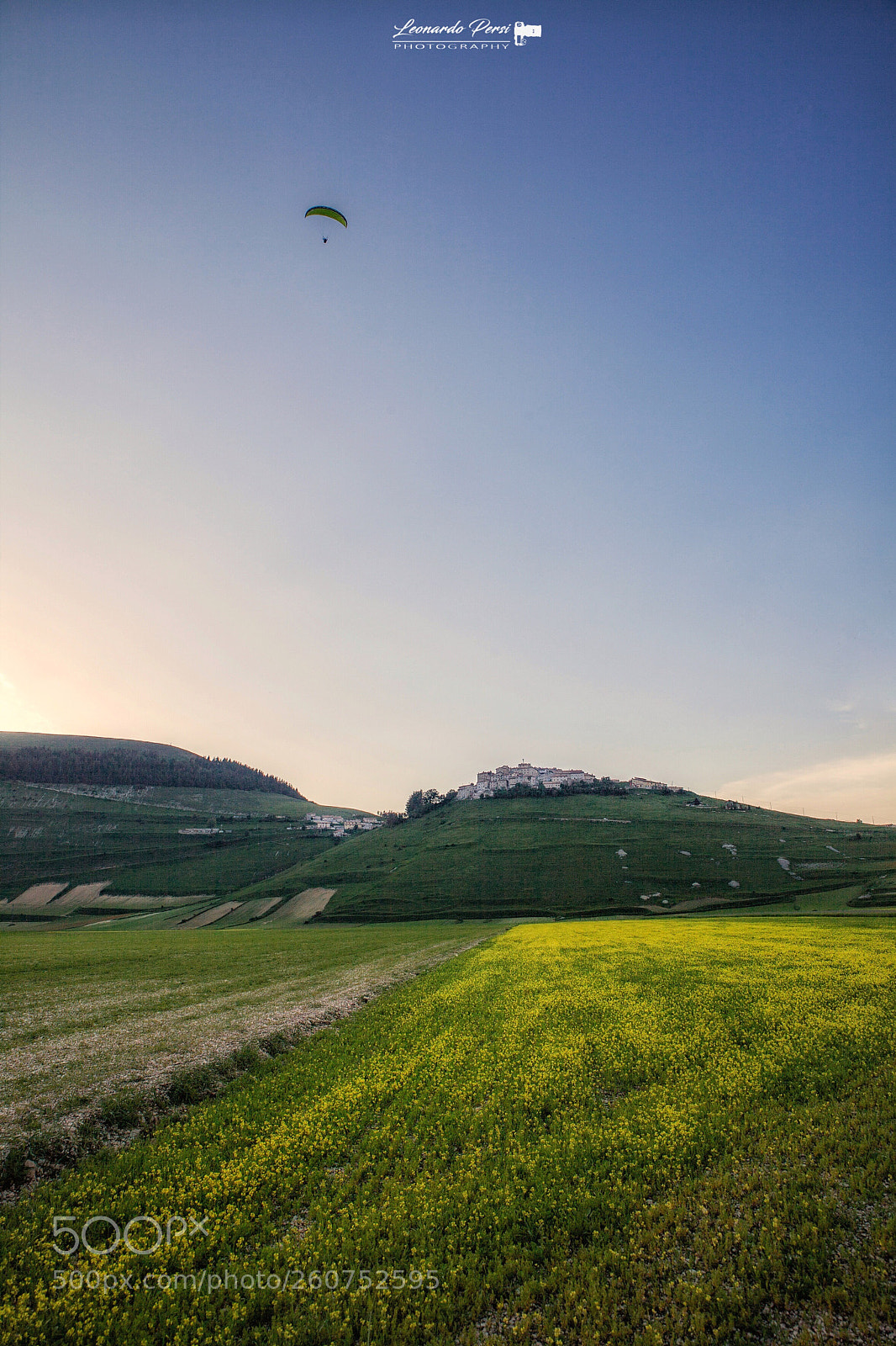 Canon EOS 5D Mark II sample photo. Sorvolando castelluccio... photography