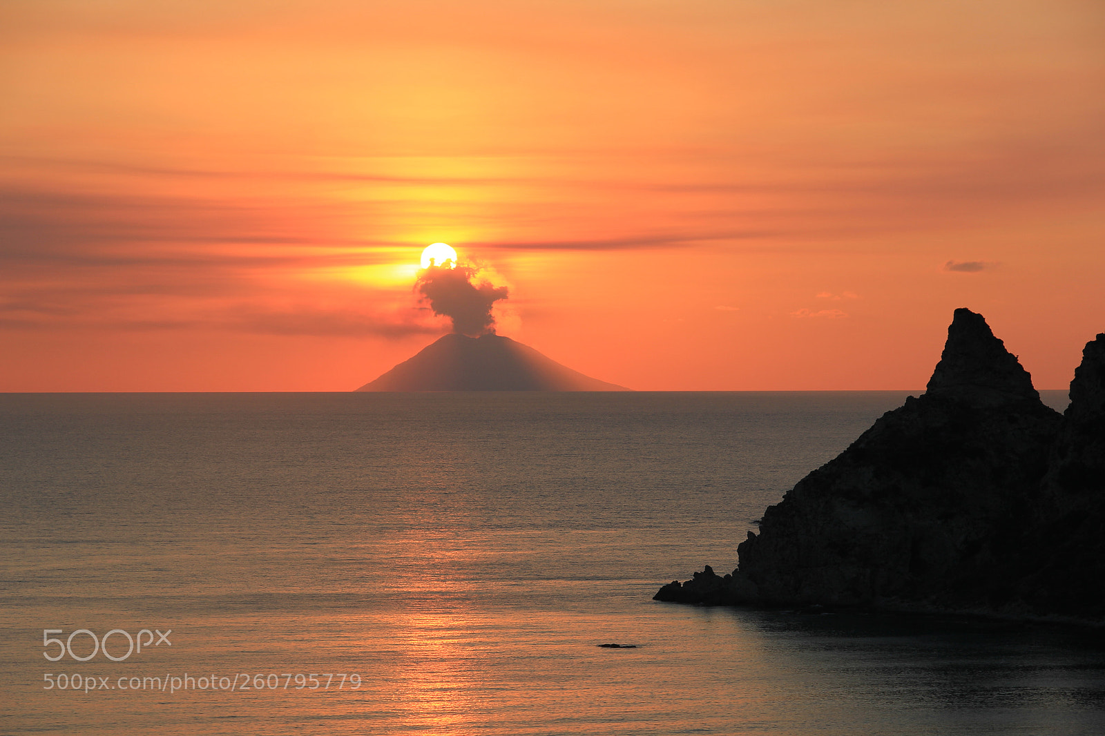 Canon EF-S 18-135mm F3.5-5.6 IS sample photo. Vulcano stromboli photography