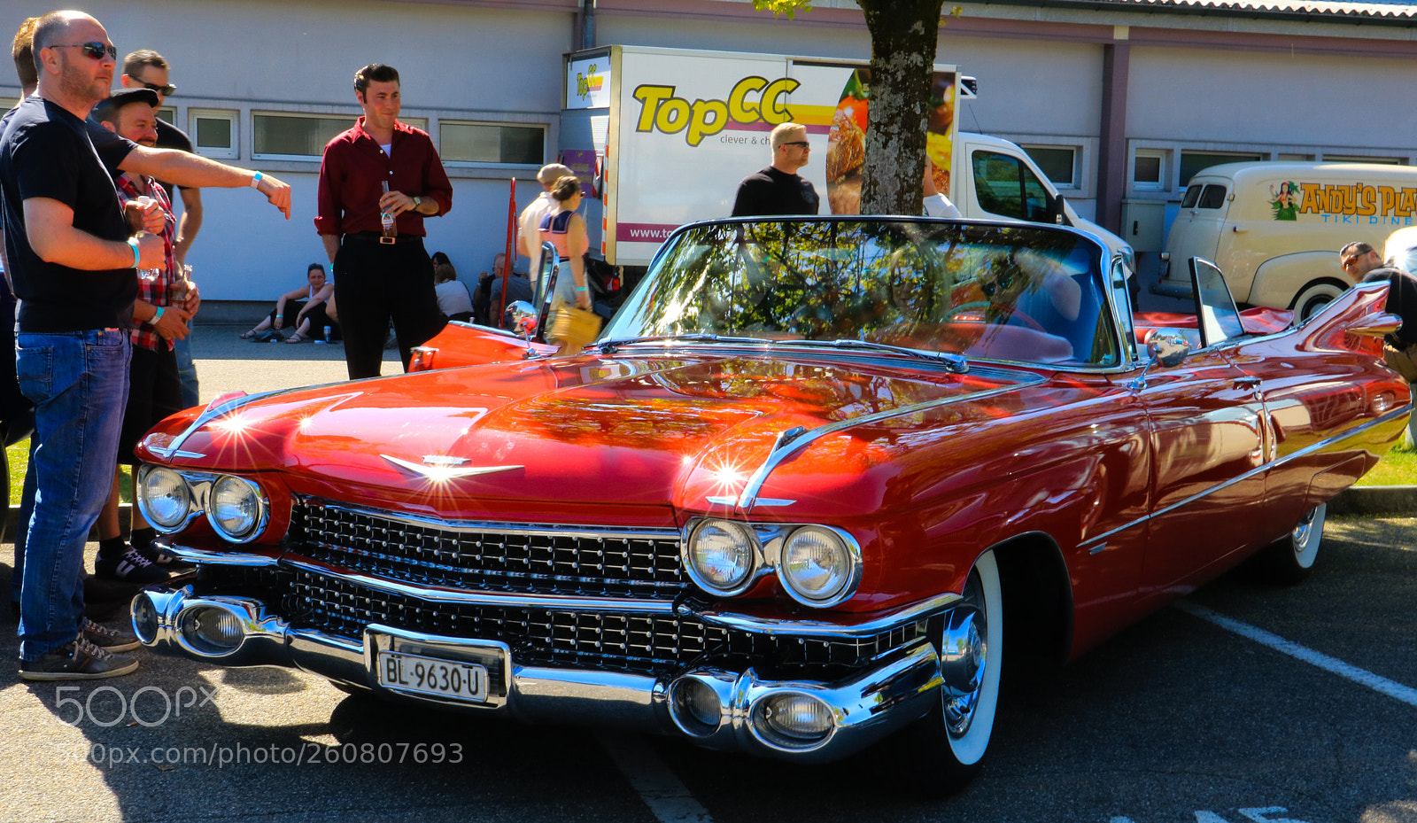 Canon EOS 750D (EOS Rebel T6i / EOS Kiss X8i) sample photo. The big red car photography