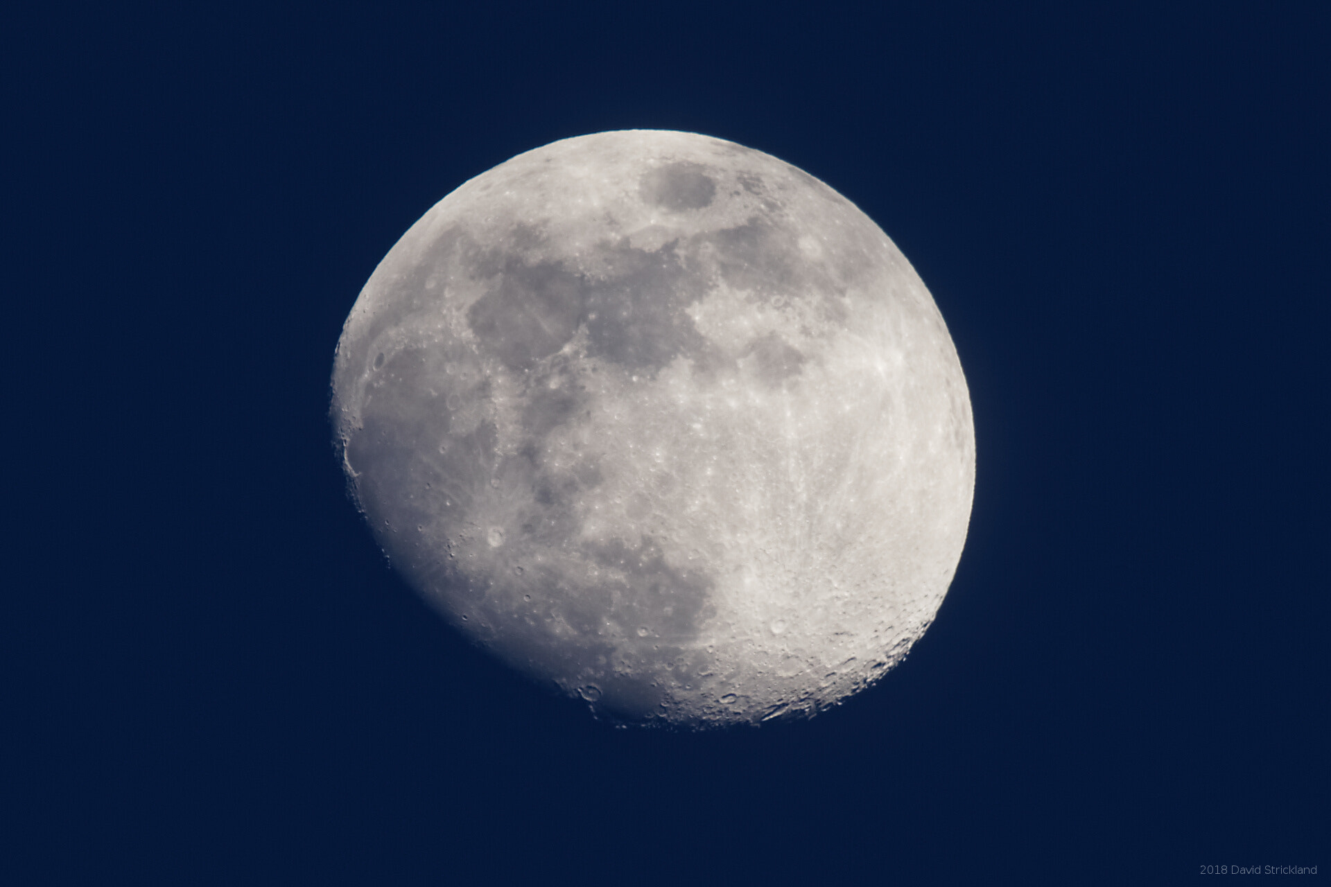 Canon EOS 800D (EOS Rebel T7i / EOS Kiss X9i) + Canon EF 300mm F2.8L IS II USM sample photo. Moon 2018-05-25 photography