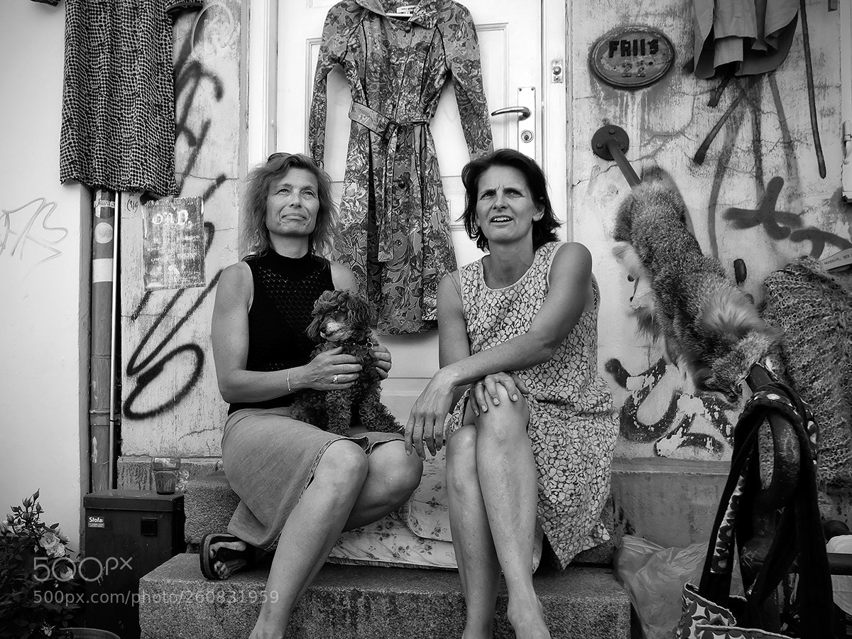 Fujifilm X-Pro2 sample photo. Vendors on the steps photography