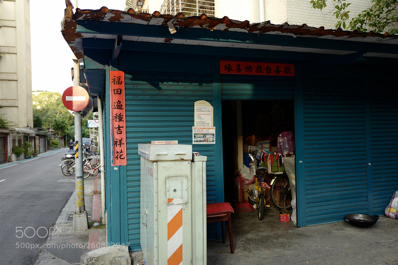 Leica Q (Typ 116) sample photo. 我喜歡這個綠色的屋子搭配紅色的對聯 photography