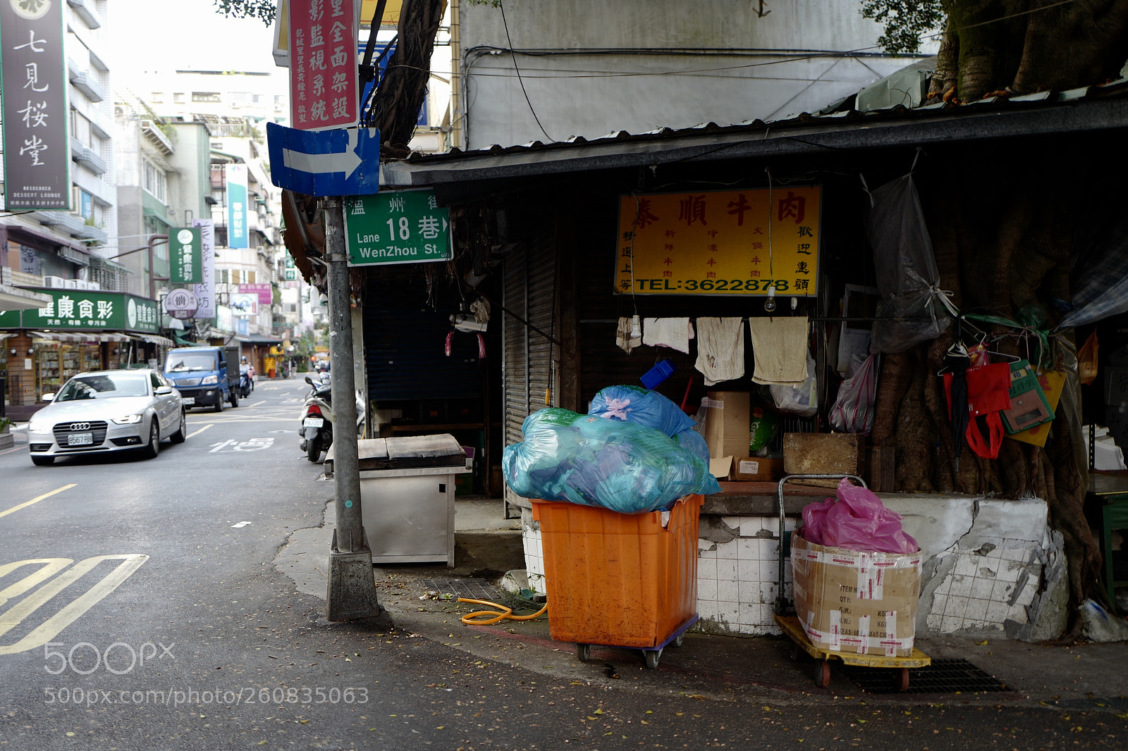 Leica Q (Typ 116) sample photo. 在一堆垃圾旁邊的牛肉店看起來似乎沒有什麼胃口。可是很多時候很多人其實很迫不得已。不是所有的餐點都必須蓬蓽生輝 photography