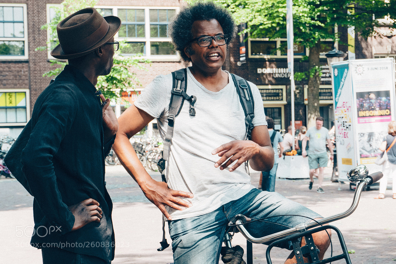 Sony a6300 sample photo. Having a conversation photography