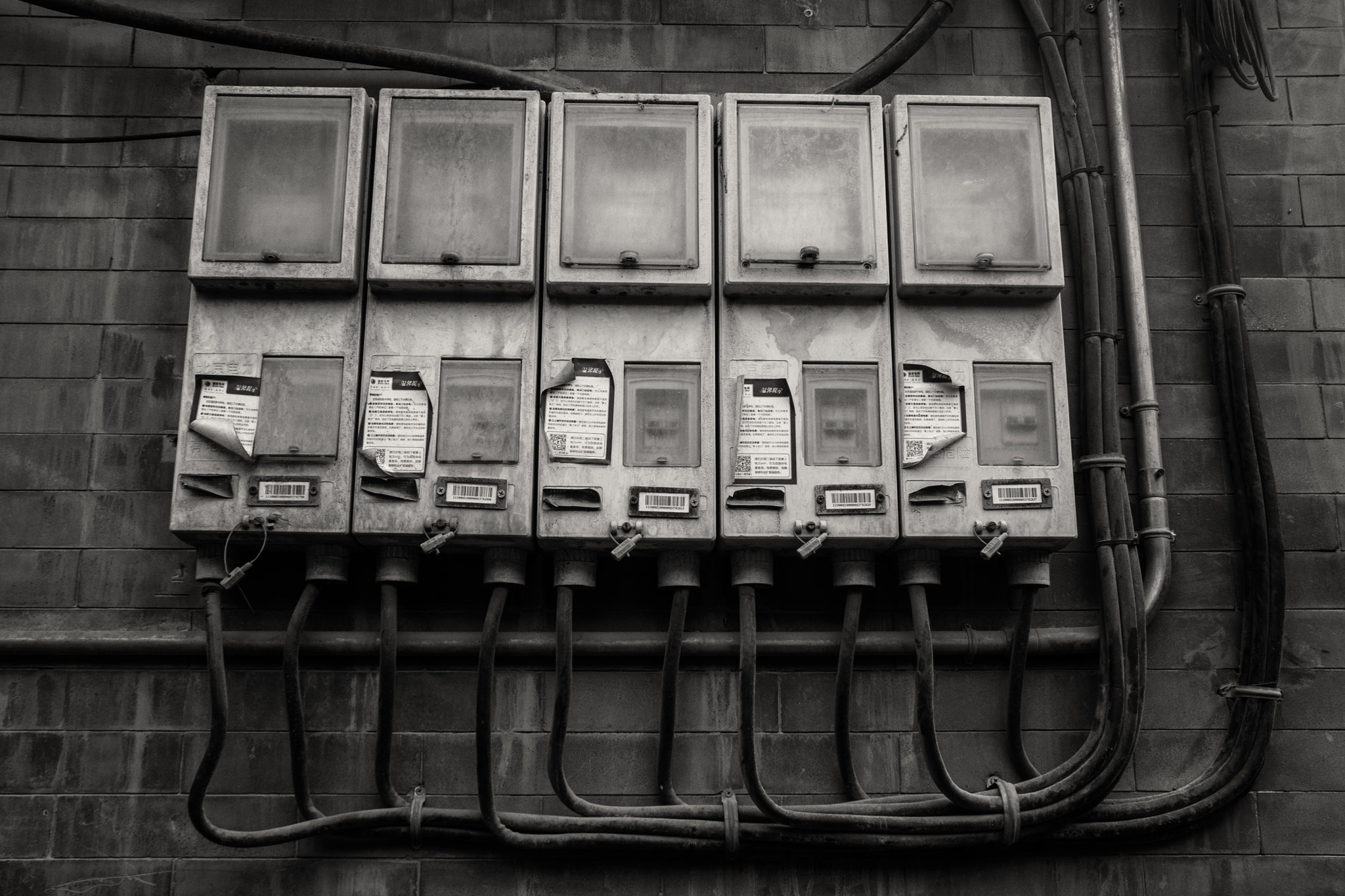 Sony SLT-A68 sample photo. Electronics box in the streets of china photography