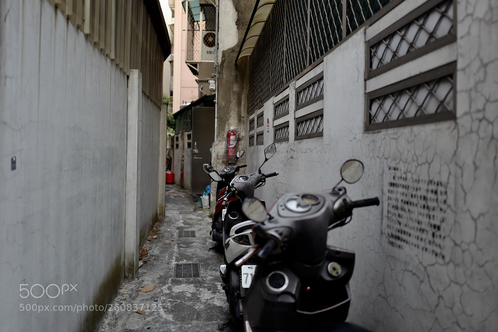 Leica Q (Typ 116) sample photo. 像躲在屋後玩耍的幾個機車小兄dei photography