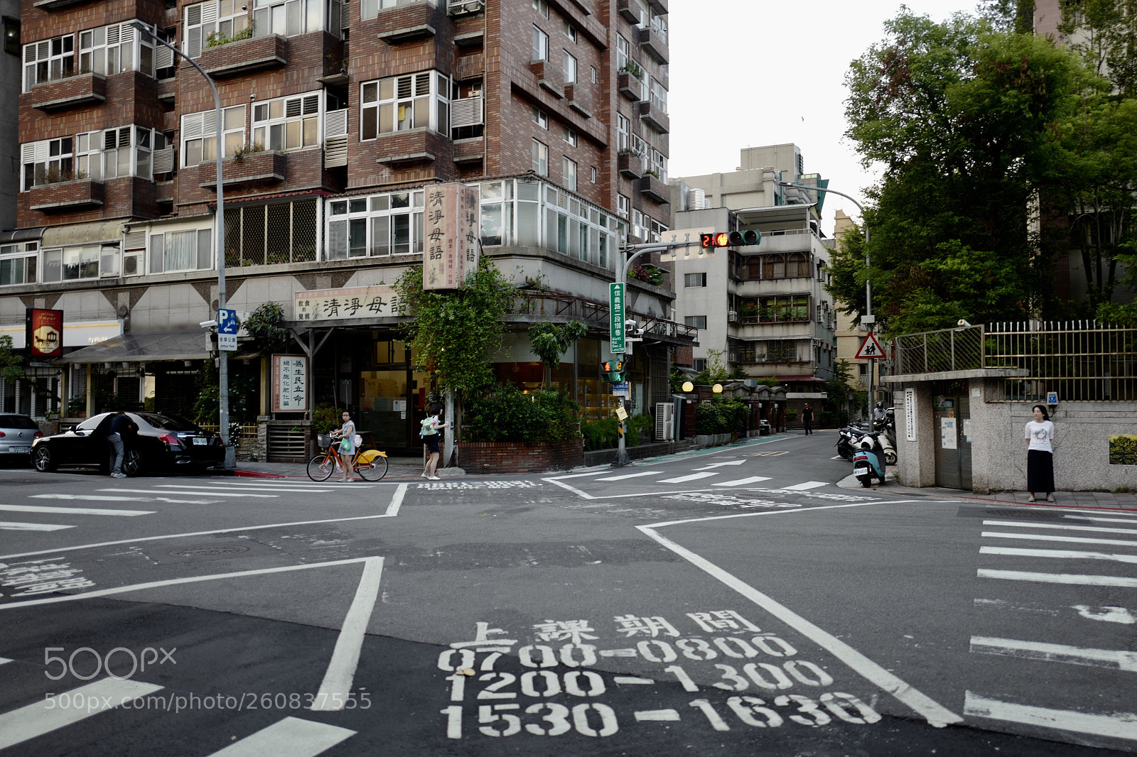 Leica Q (Typ 116) sample photo. 學校附近的好處就是有這種上課期間的十字路口 photography