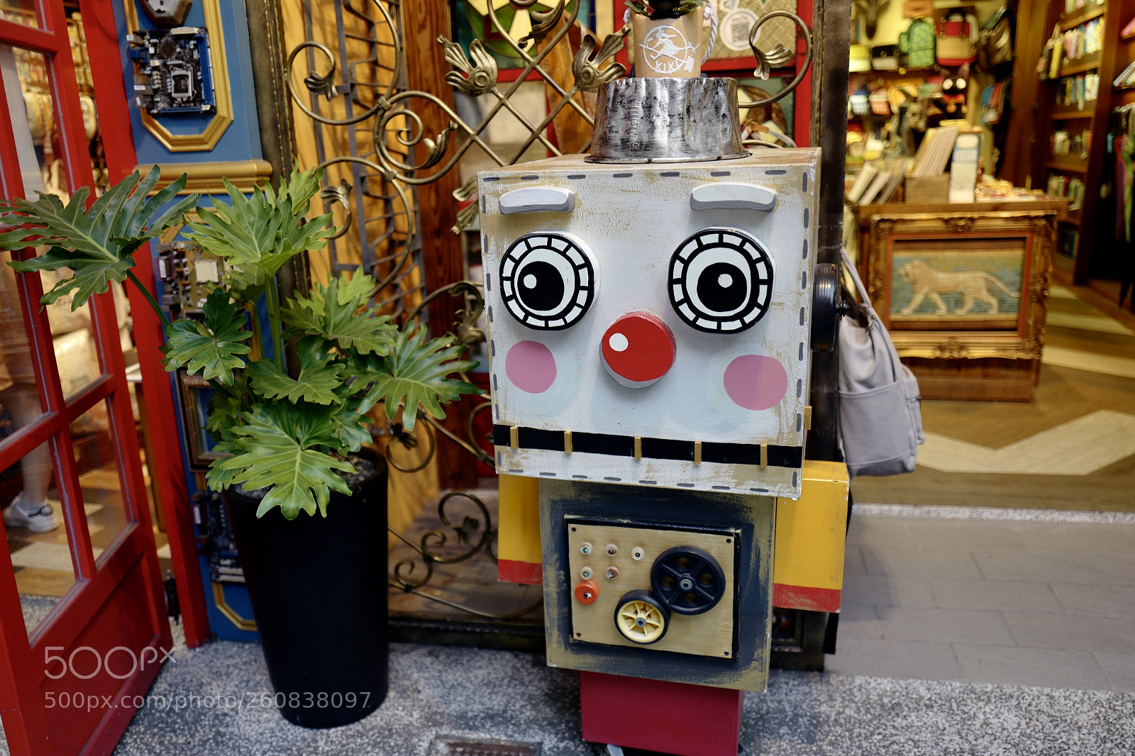 Leica Q (Typ 116) sample photo. 不開心小玩偶你好 photography