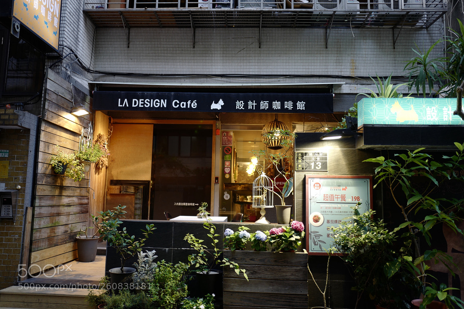 Leica Q (Typ 116) sample photo. 設計師咖啡館喝咖啡之後送免費設計嗎？ photography