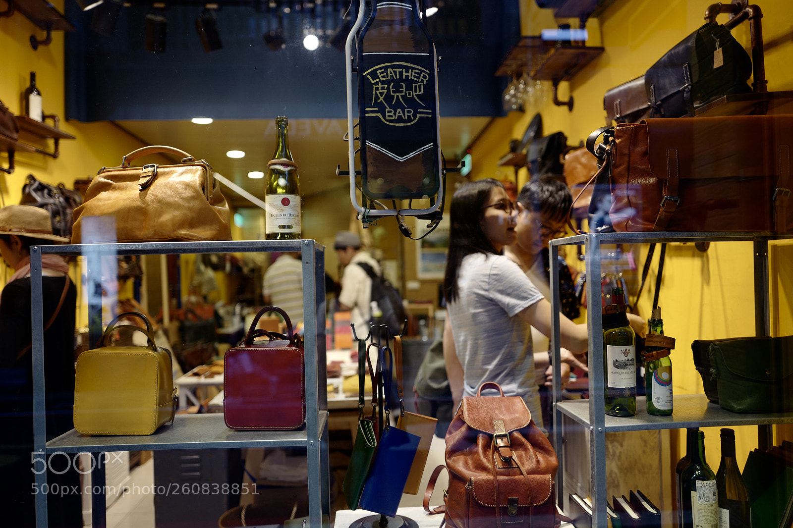 Leica Q (Typ 116) sample photo. 手工皮具店，喜歡這裡的暖光 photography