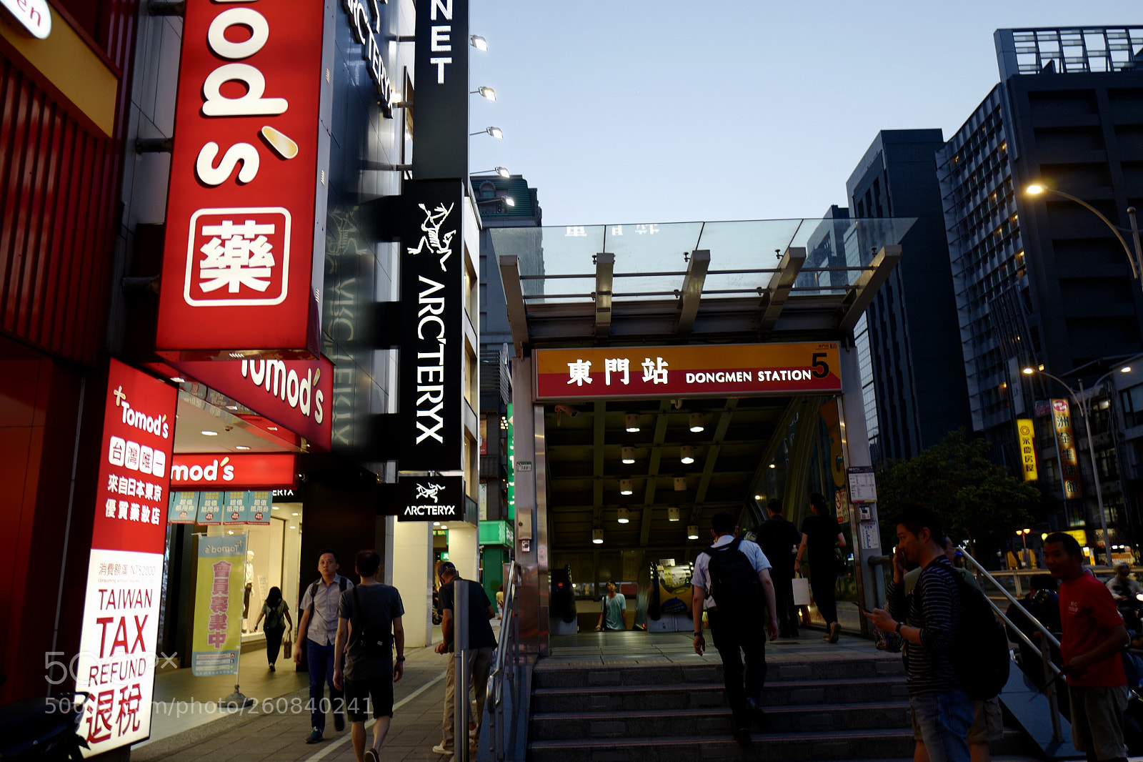 Leica Q (Typ 116) sample photo. 東門 photography