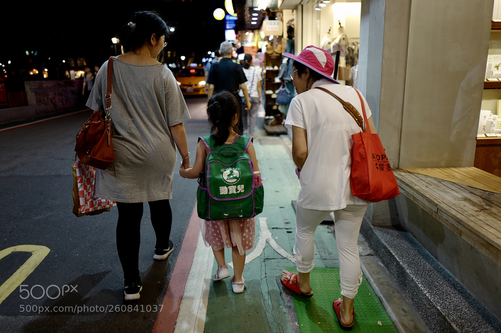Leica Q (Typ 116) sample photo. 老奶奶一路低著頭在文問這個小姑娘讀書故事的細節，很有愛的畫面 photography