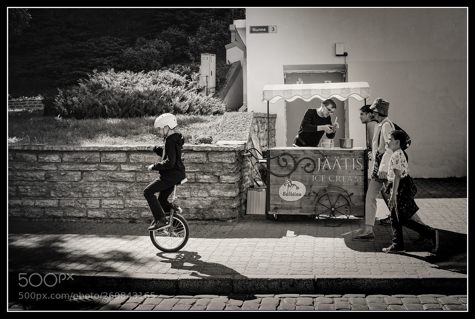 Fujifilm X-T20 sample photo. Sidewalk traffic photography