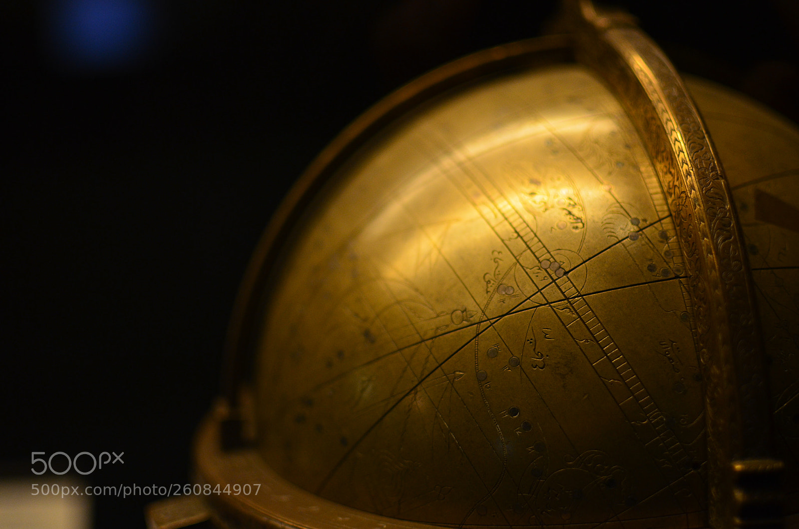 Nikon D5100 + Nikon AF-S DX Nikkor 35mm F1.8G sample photo. Golden globe photography