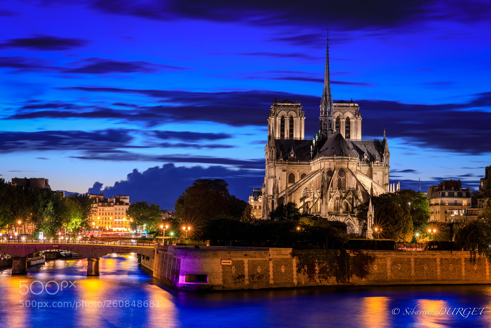 Canon EOS 5D Mark IV sample photo. Blue hour on paris photography