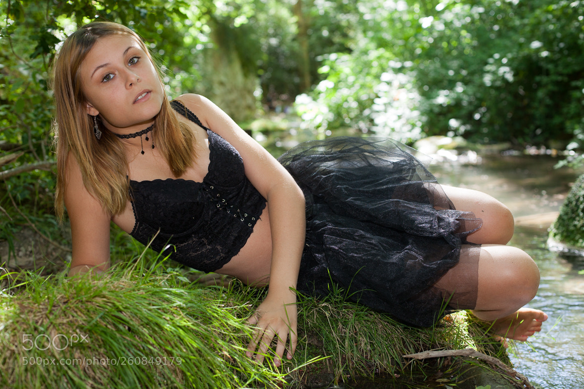 Canon EOS 5D Mark II sample photo. Allongée dans l'herbe photography