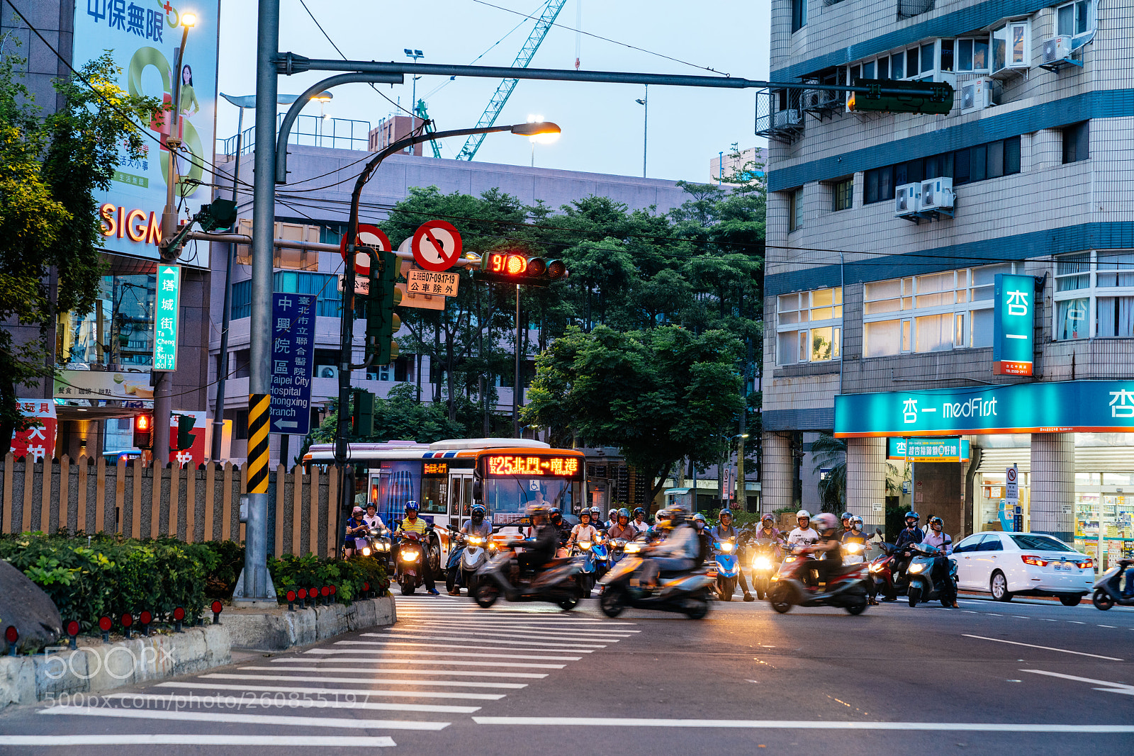 Sony a7R II sample photo. Taiwan street photography