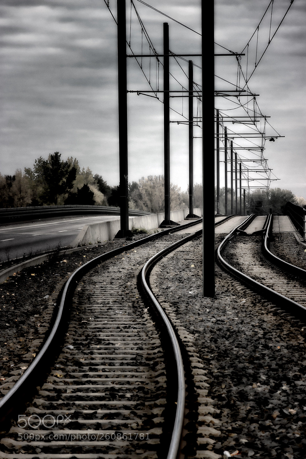 Canon EOS 600D (Rebel EOS T3i / EOS Kiss X5) sample photo. Waitin' for the train... photography