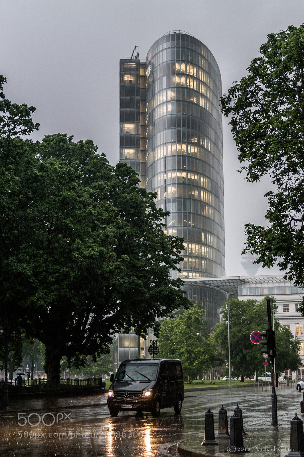 Sony ILCA-77M2 sample photo. Düsseldorf bei regen photography