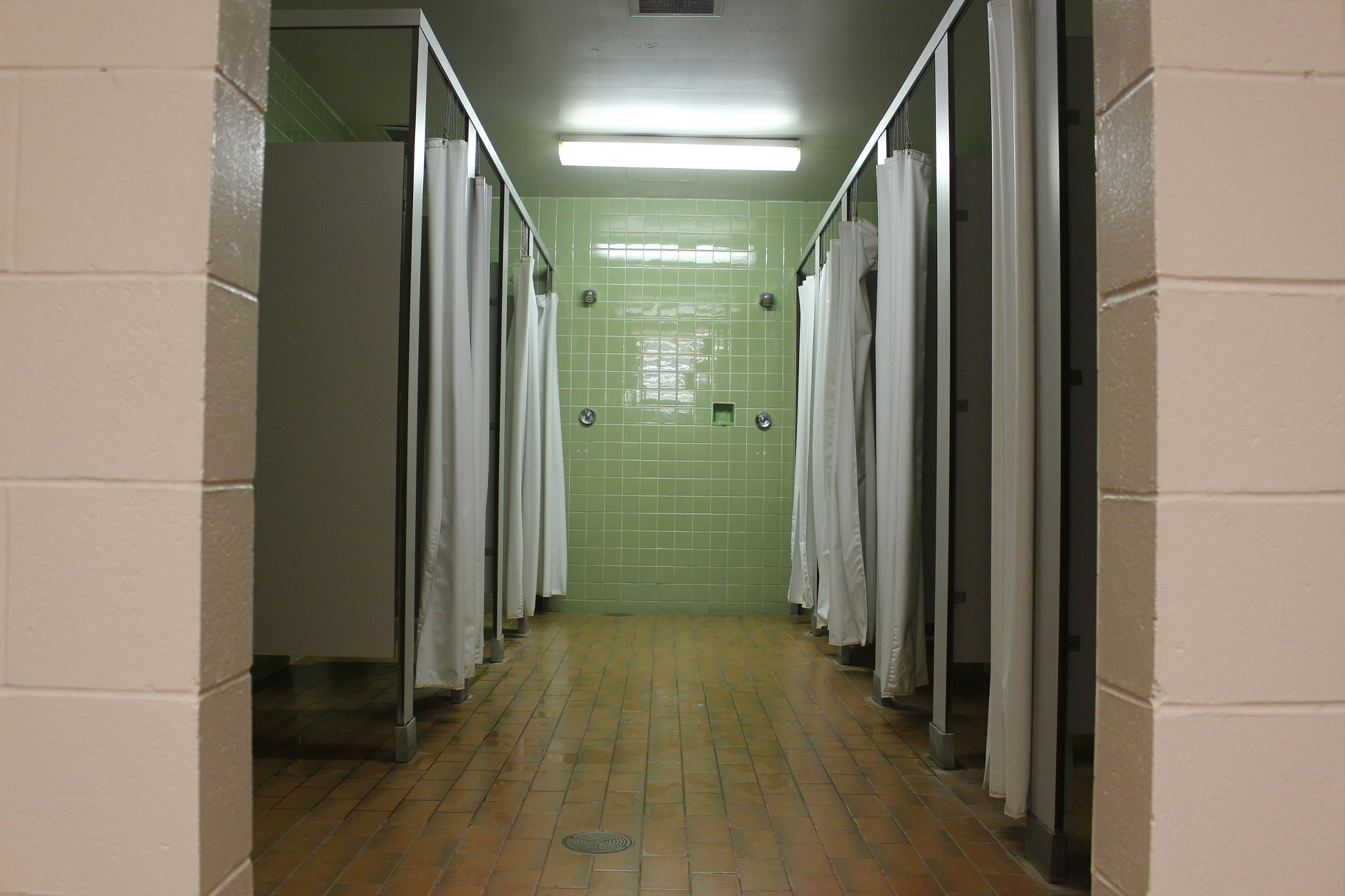 Canon EOS 100D (EOS Rebel SL1 / EOS Kiss X7) sample photo. The showers photography