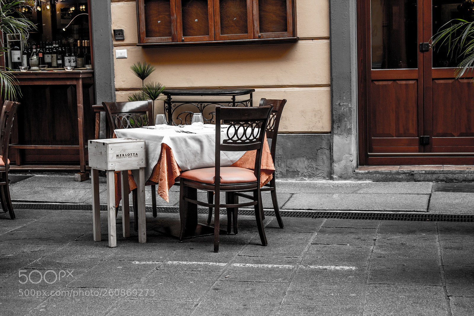 Canon EOS 1300D (EOS Rebel T6 / EOS Kiss X80) sample photo. Restaurant in italy photography