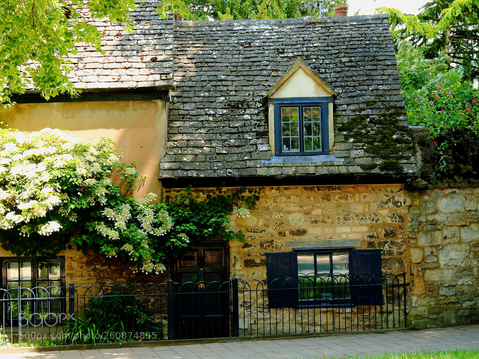 Canon EOS 70D + Canon EF 24-105mm F4L IS USM sample photo. Old house photography