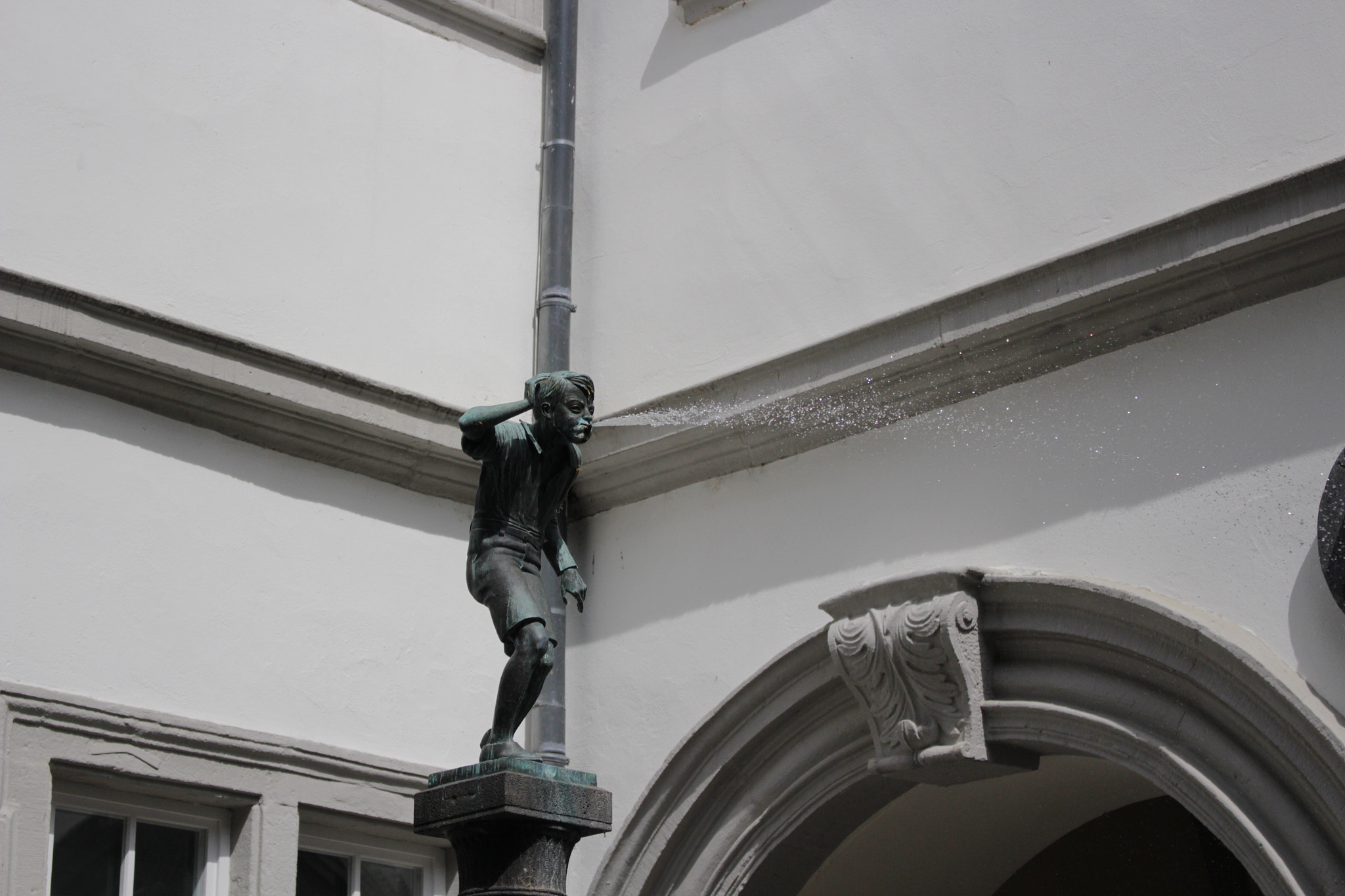 Canon EOS 100D (EOS Rebel SL1 / EOS Kiss X7) sample photo. A little water from koblenz statue photography