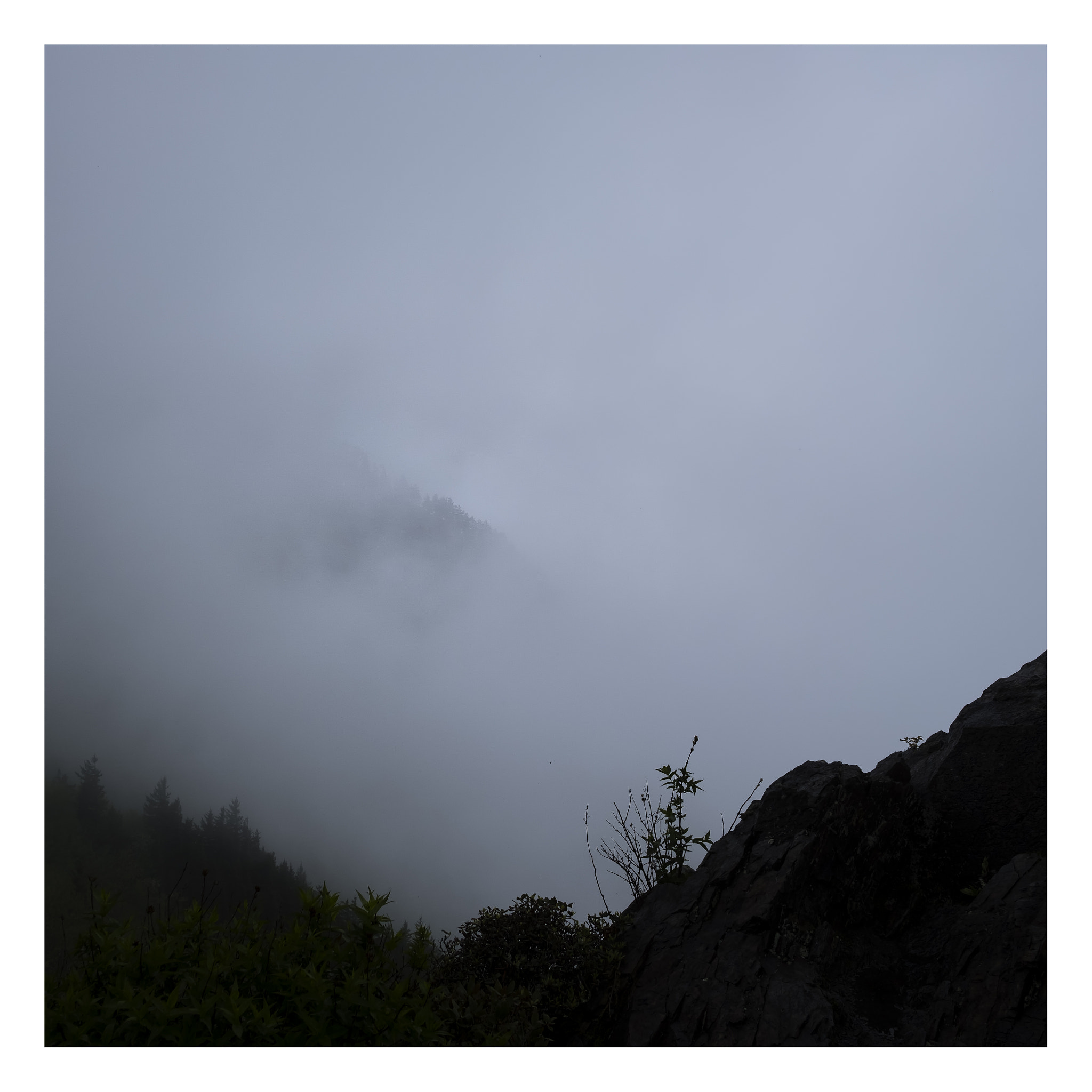 Fujifilm X-E3 sample photo. The mountain in the fog · 雾中山 photography