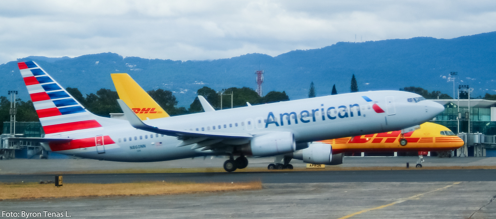Fujifilm FinePix S3 Pro sample photo. Boeing 737-800 take off photography