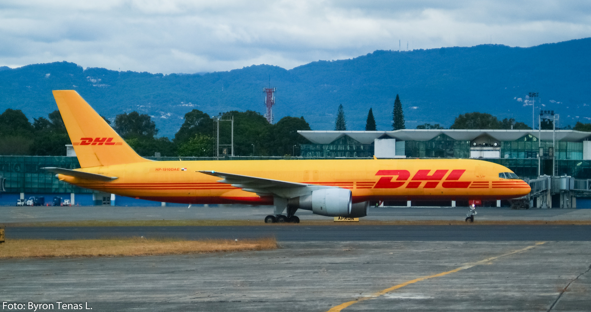 Fujifilm FinePix S3 Pro sample photo. Boeing 757-200 dhl photography