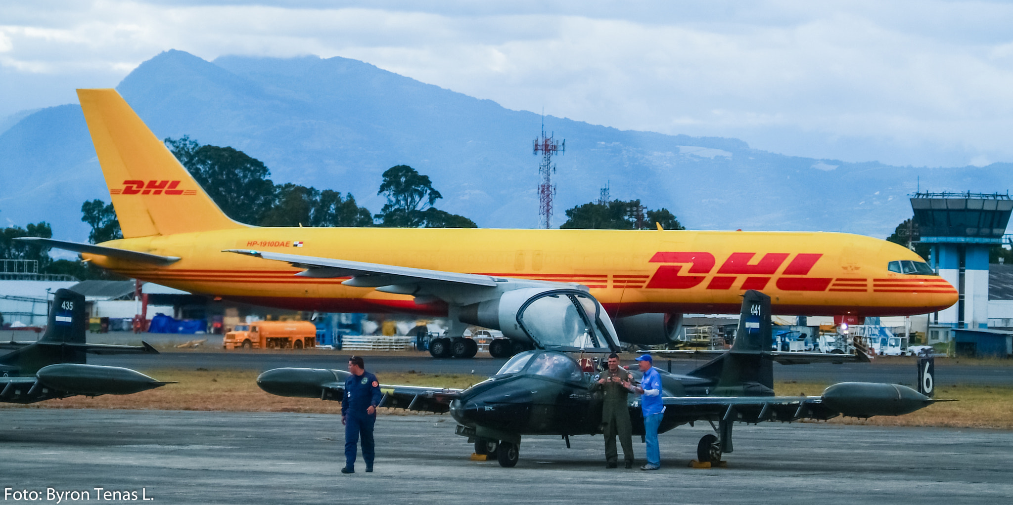 Fujifilm FinePix S3 Pro sample photo. Cessna a37 dragonfly   y 757-200 dhl photography