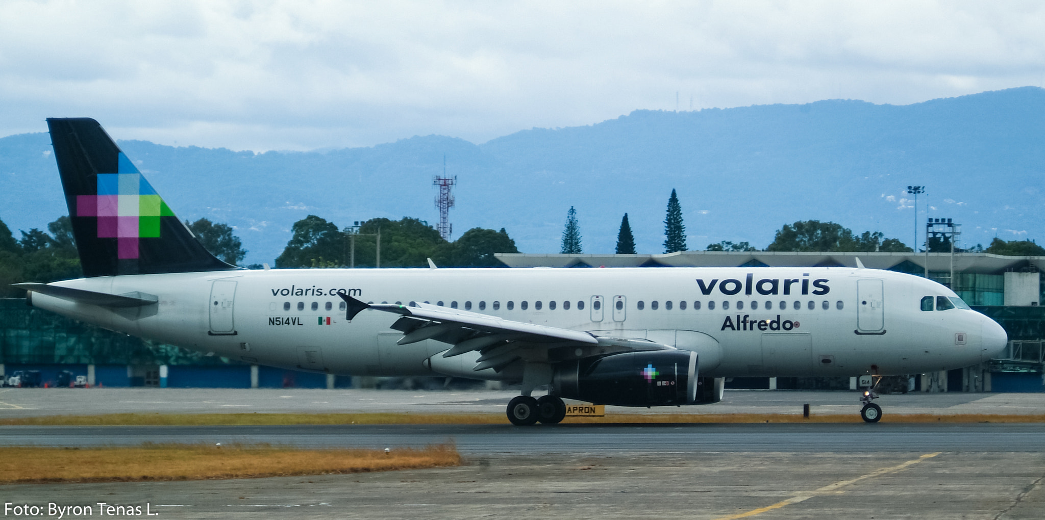 Fujifilm FinePix S3 Pro sample photo. Airbus a320 photography