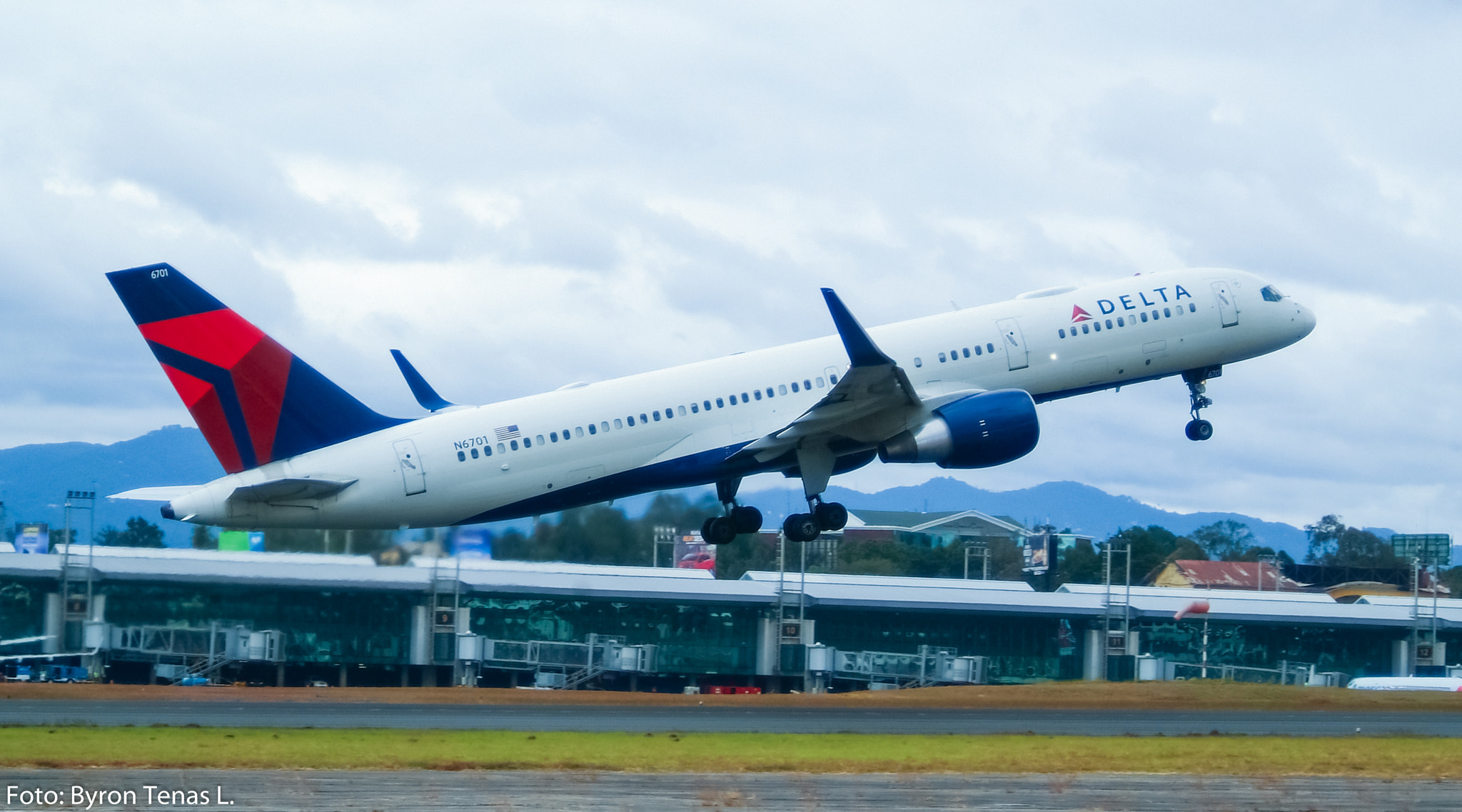 Fujifilm FinePix S3 Pro sample photo. Boeing 757-200 delta airlines photography