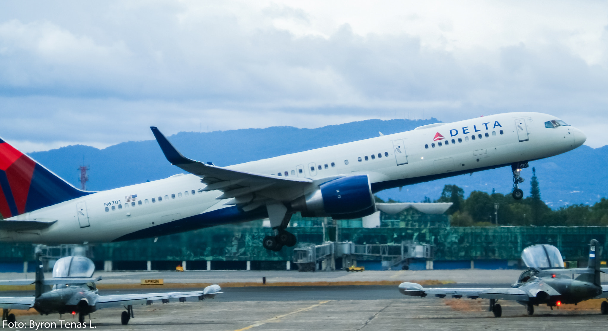 Fujifilm FinePix S3 Pro sample photo. Boeing 757-200 delta airlines photography