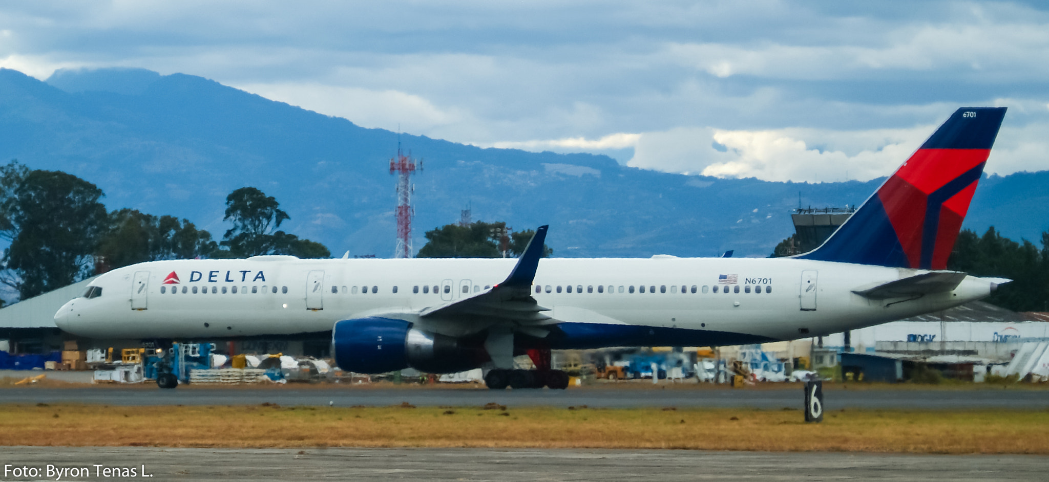 Fujifilm FinePix S3 Pro sample photo. Boeing 757-200 delta airlines photography