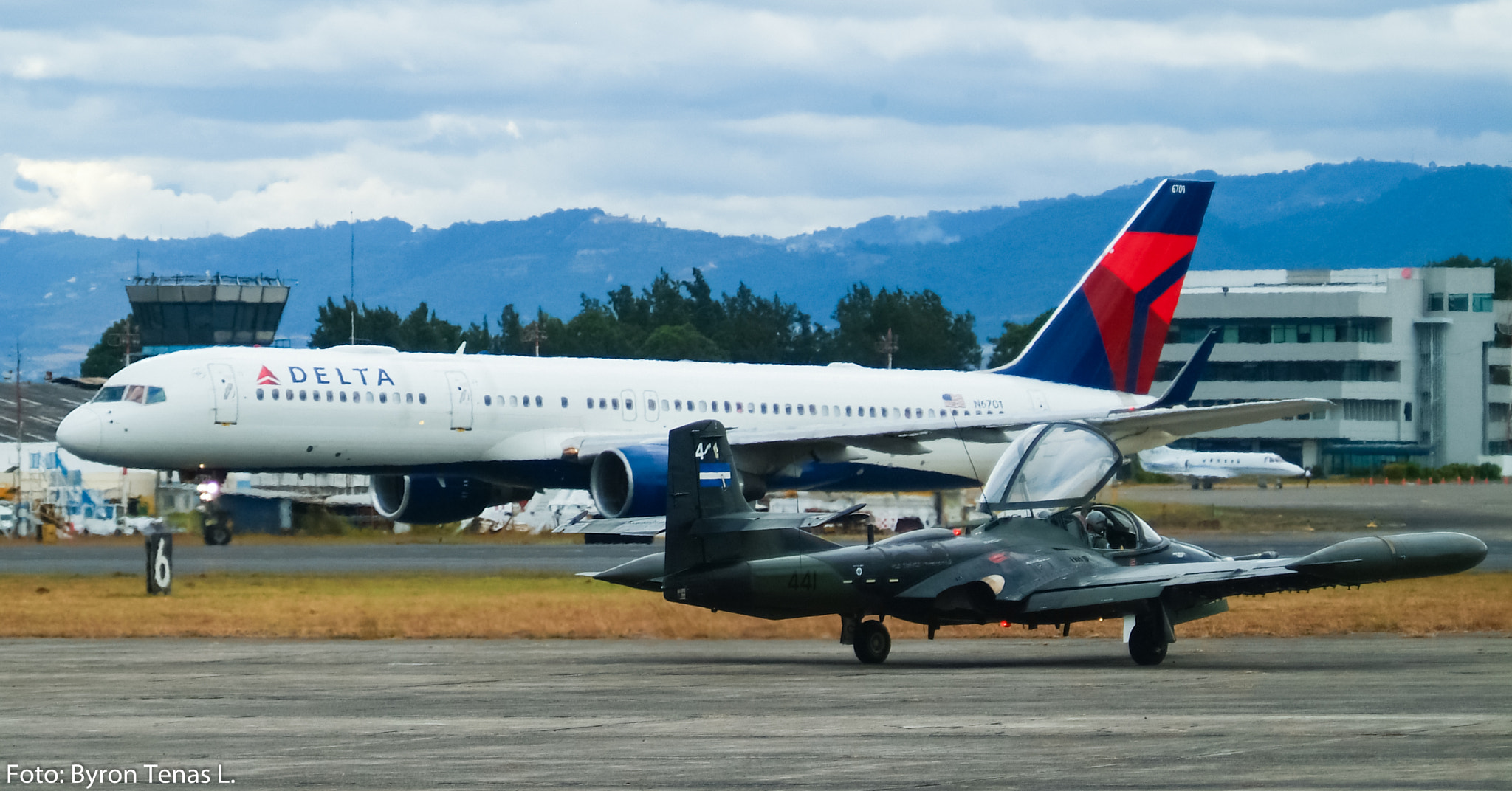 Fujifilm FinePix S3 Pro sample photo. Boeing 757-200 delta airlines photography