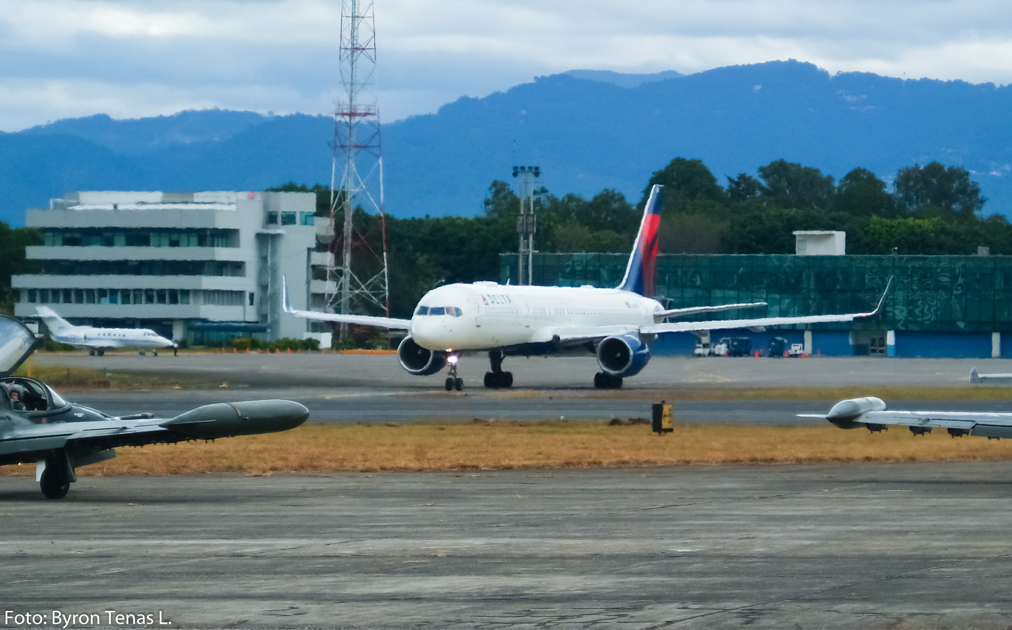 Fujifilm FinePix S3 Pro sample photo. Boeing 757-200 delta airlines photography