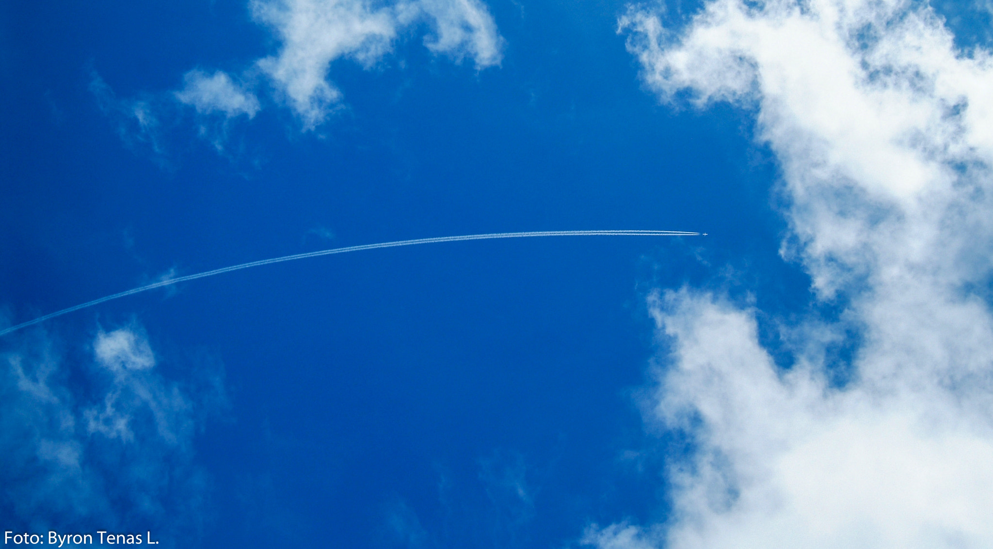 Fujifilm FinePix S3 Pro sample photo. Contrail photography