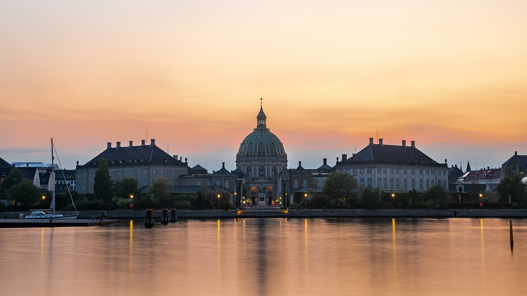 Olympus OM-D E-M10 III sample photo. Amalienborg at sunset photography