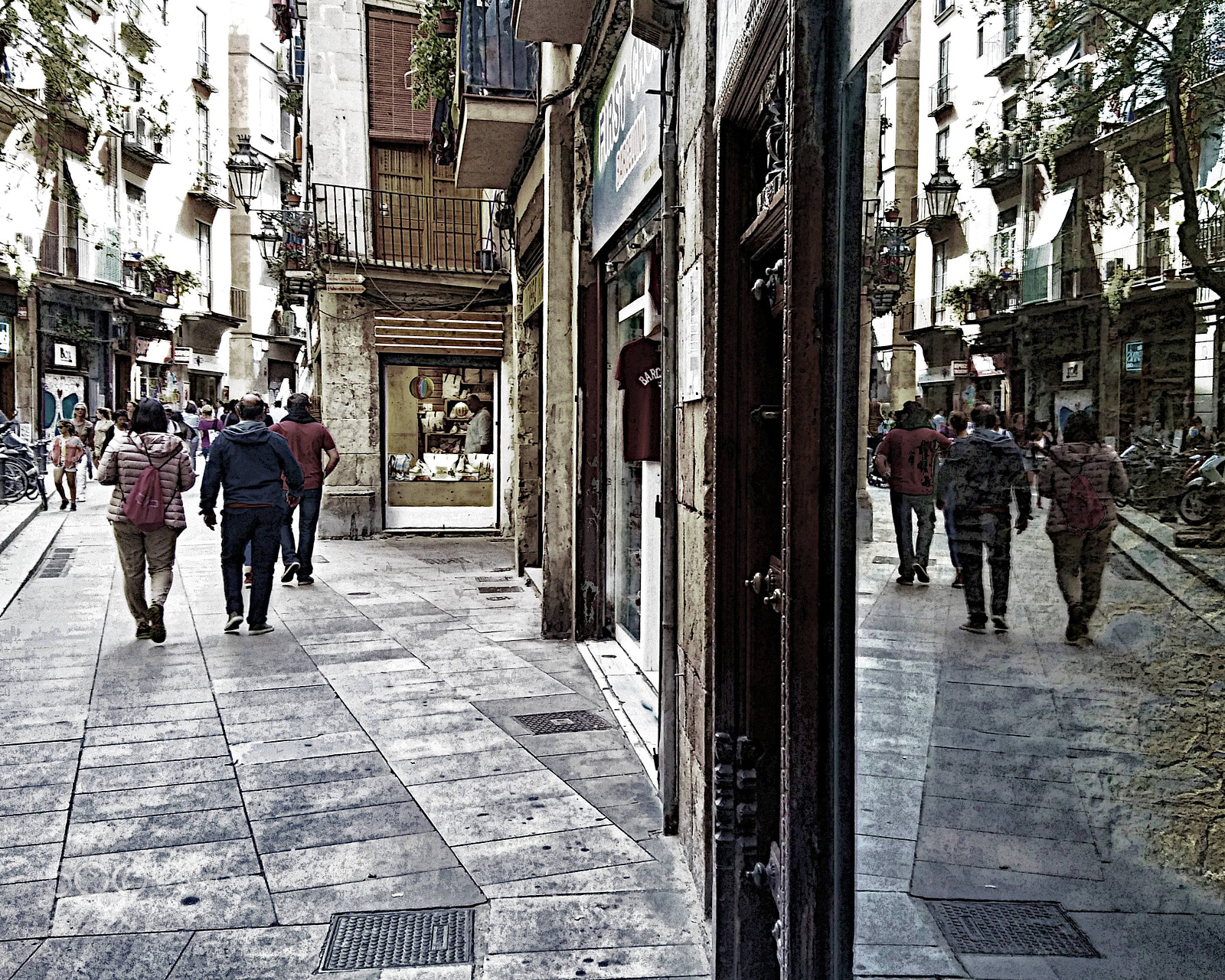 LG K10 sample photo. Barcelona smartphone street photography, desaturated with the gnu image manipulation program + gegl. photography