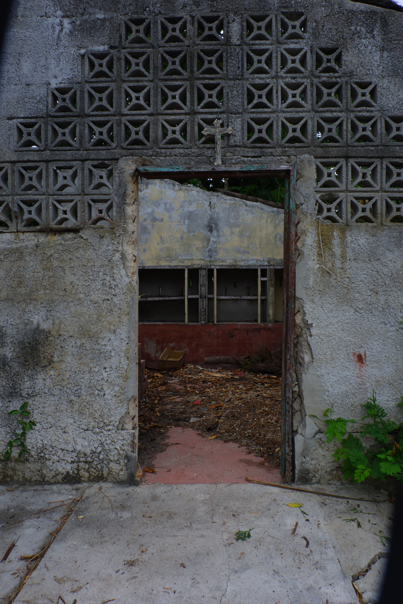 Fujifilm X-A3 sample photo. Abandoned house - would you dare come inside? photography